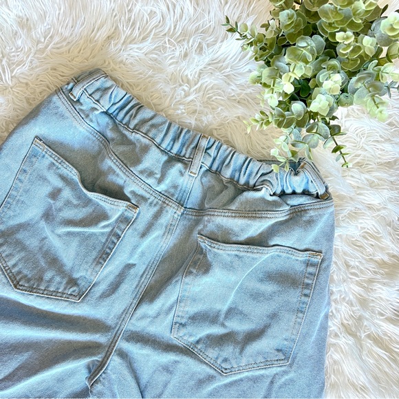 ASOS DESIGN Men Baggy Wide Leg Light Wash Blue Jeans - Picture 4 of 6